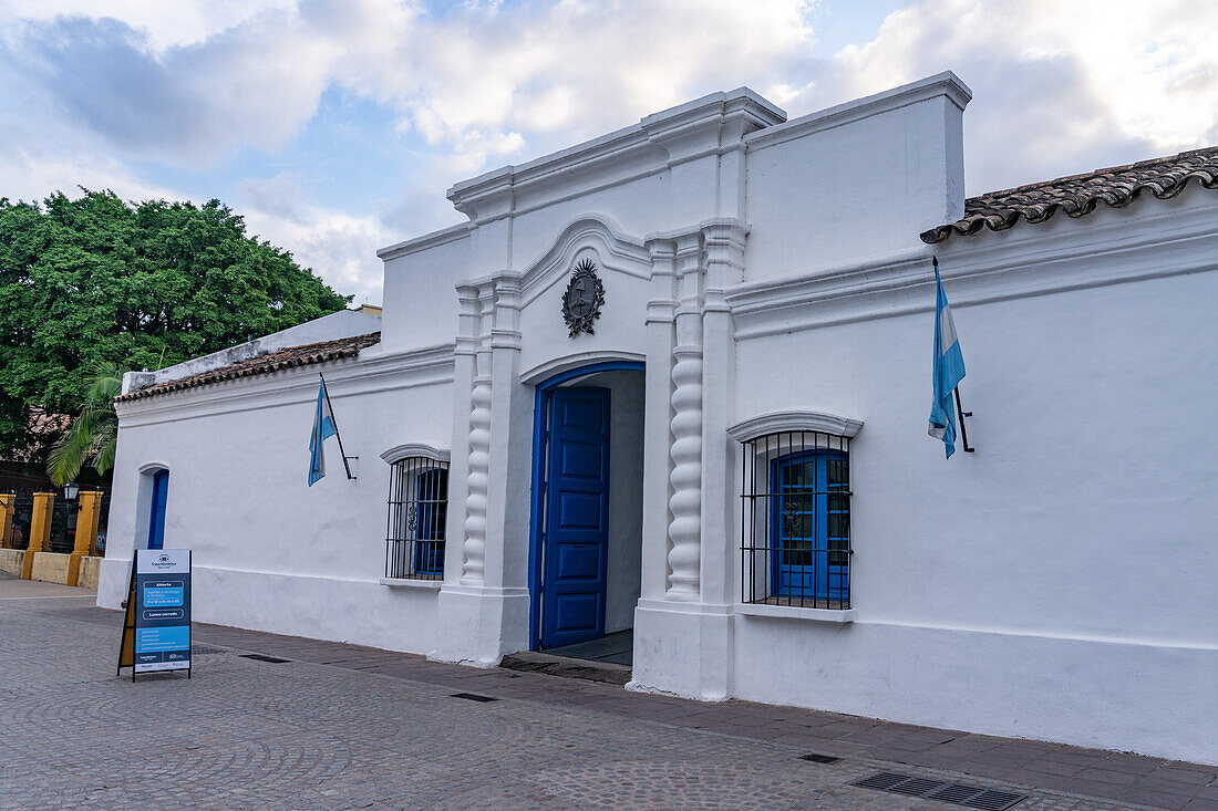 Die Fassade des Historischen Hauses der Unabhängigkeit in San Miguel de Tucumán, Argentinien. In diesem Haus tagte der Kongress von Tucumán, der am 9. Juli 1816 die argentinische Unabhängigkeitserklärung von Spanien verabschiedete