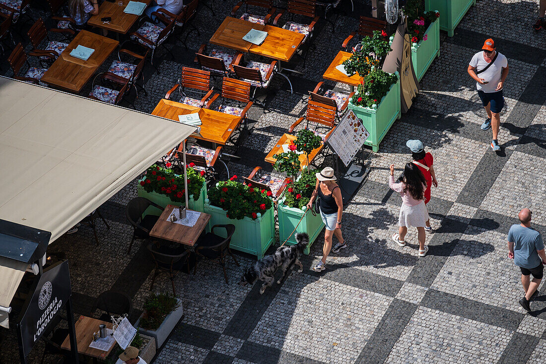 Blick auf Touristen, Geschäfte und Restaurants vom Turm des Alten Rathauses in Prag