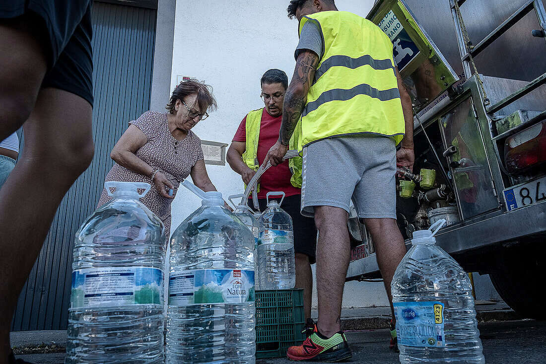 Dürre, Verteilung von Trinkwasser per Tankwagen an die Bürger von Pozoblanco. Aufgrund der Dürre ist das Wasser aus dem Stausee La Colada für den menschlichen Verzehr nicht mehr geeignet. 80.000 Menschen sind in der Region Los Pedroches, Córdoba, Spanien, betroffen