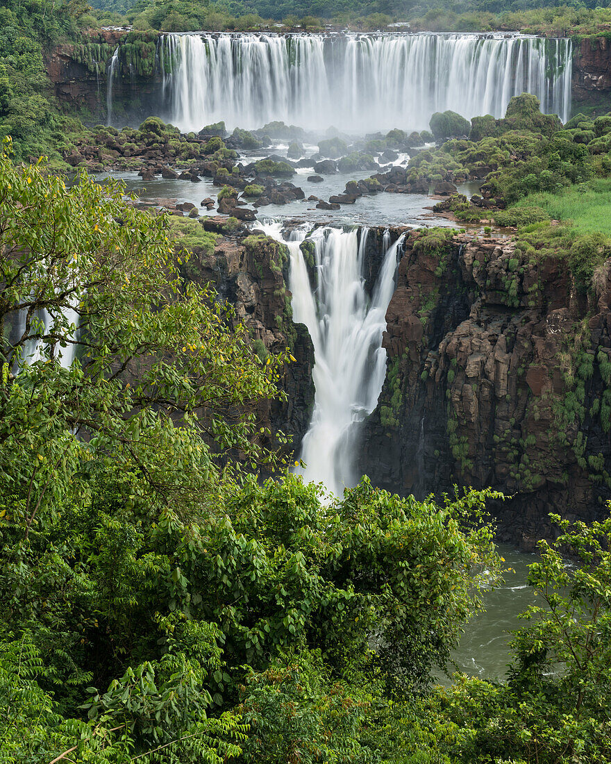 Der Nationalpark Iguazu Falls in Argentinien, von Brasilien aus gesehen. Ein UNESCO-Welterbe. Das Bild zeigt die Rivadavia-Fälle oben und einen der Drei-Musketiere-Fälle oder Salto Tres Mosqueteros unten