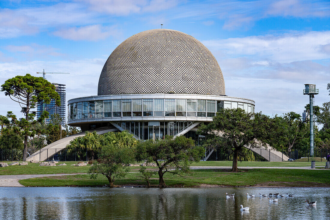 Das Galileo-Galilei-Planetarium im Park des dritten Februars im Stadtteil Palermo von Buenos Aires, Argentinien