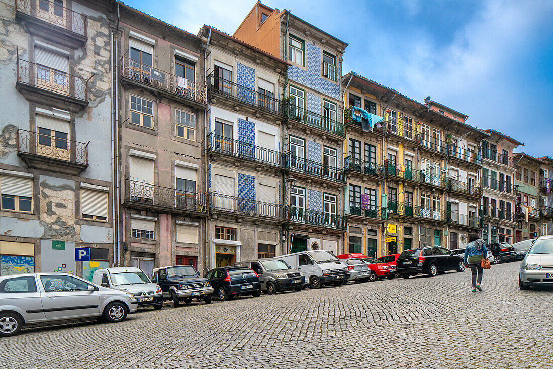 Porto, Portugal, 15. April 2017, Fesselnde Stadtszene in der Rua das Taipas in der Innenstadt von Porto, Portugal