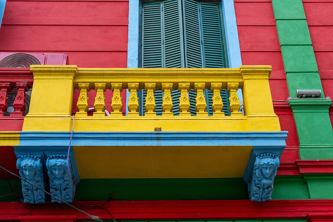 Ein bunt bemalter Balkon an einem Gebäude in der Magallanes-Straße in Caminito in La Boca, Buenos Aires, Argentinien