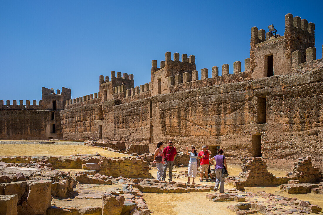 Erkunden Sie die beeindruckende Innenarchitektur der Burgalimar-Burg aus dem 10. Jahrhundert in Banos de la Encina, Jaen, Andalusien, Spanien. Ein beeindruckendes Beispiel für arabisches Militärdesign