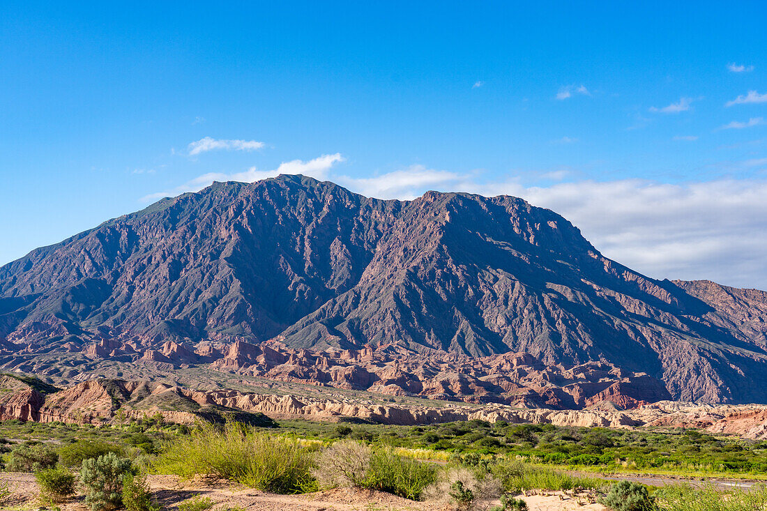 Farbenfrohe erodierte geologische Formationen in der Quebrada de Cafayate im Calchaqui-Tal in Argentinien. Auch Quebrada de las Conchas genannt