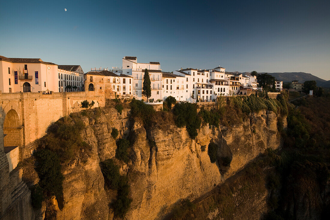 Farbenfrohe, weiß getünchte Häuser am Rande der beeindruckenden Schlucht El Tajo in Ronda zeigen die beeindruckende andalusische Architektur