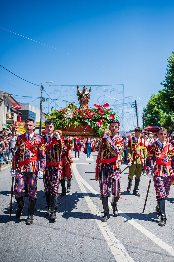 Religiöse Prozession am Ende der Kirche São João Baptista während des Festes des Heiligen Johannes von Sobrado, auch bekannt als Bugiada und Mouriscada de Sobrado, in Form eines Kampfes zwischen Mauren und Christen, lokal bekannt als Mourisqueiros und Bugios, Sao Joao de Sobrado, Portugal