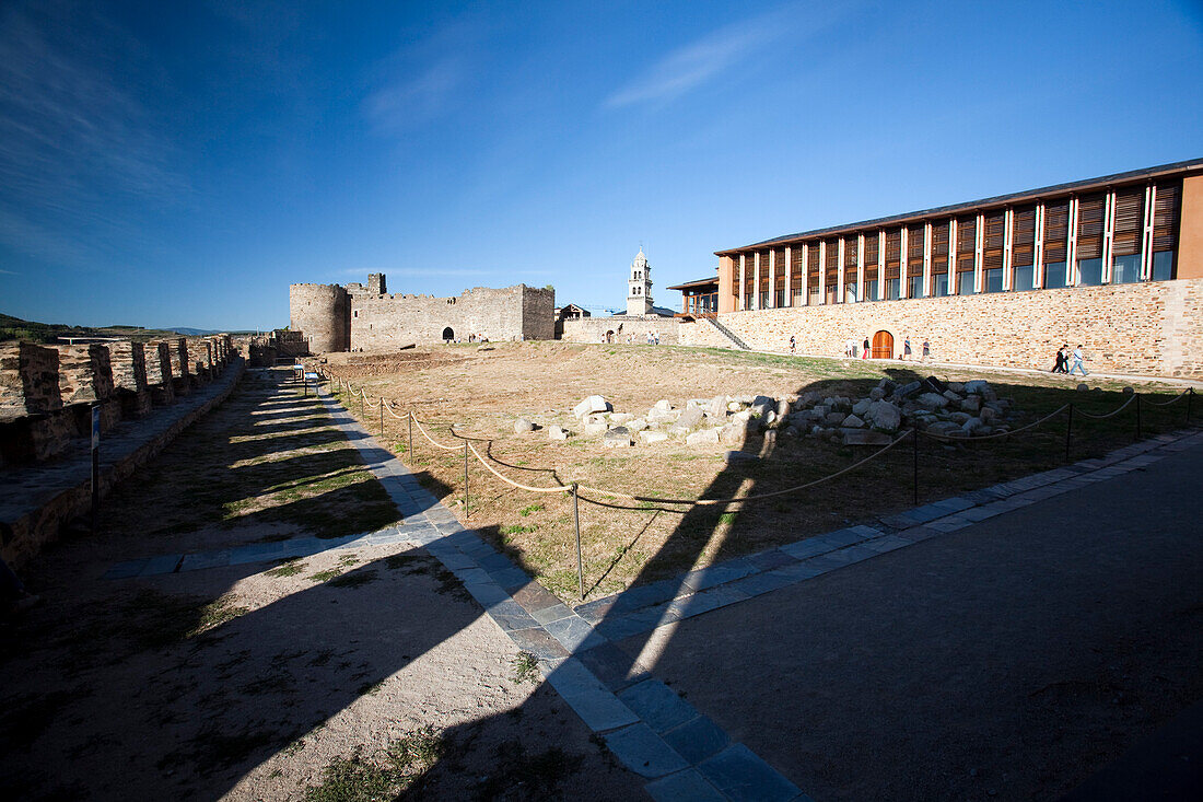 Erkundung des historischen ummauerten Bereichs der Templerburg Ponferradas mit dem Castillo Viejo und der umliegenden Landschaft