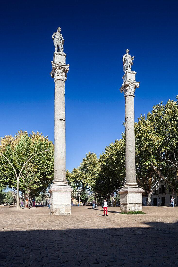 Zwei römische Säulen stehen stolz in der Alameda de Hercules mit den Statuen von Herkules und Julius Cäsar, die die legendären Gründer der Stadt symbolisieren