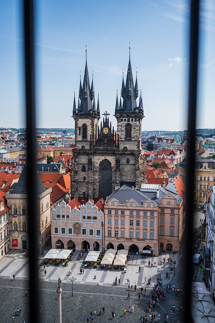 Blick auf die Liebfrauenkirche vor Tyn von der Astronomischen Uhr im Altstädter Rathausturm, Prag