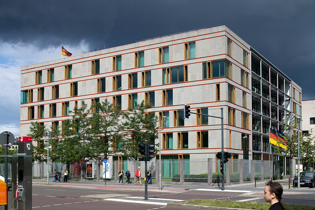 Berlin, Deutschland, 24. Juli 2009, Ein modernes Bürogebäude steht in der Ebertstraße in Berlin, umgeben von Bäumen und nahenden Fußgängern an einem bewölkten Tag