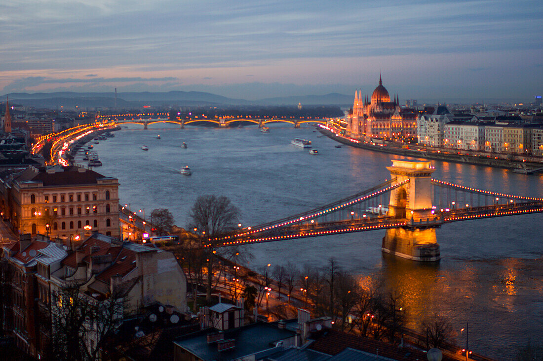 Beleuchtetes Parlamentsgebäude, Kettenbrücke und Donau bei Nacht, Budapest, Ungarn, Europa