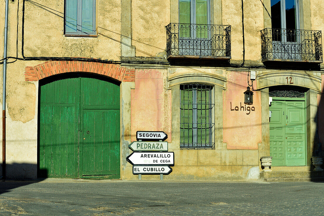 Schilder an einer Straßenkreuzung in der Kleinstadt Caballar, Provinz Segovia