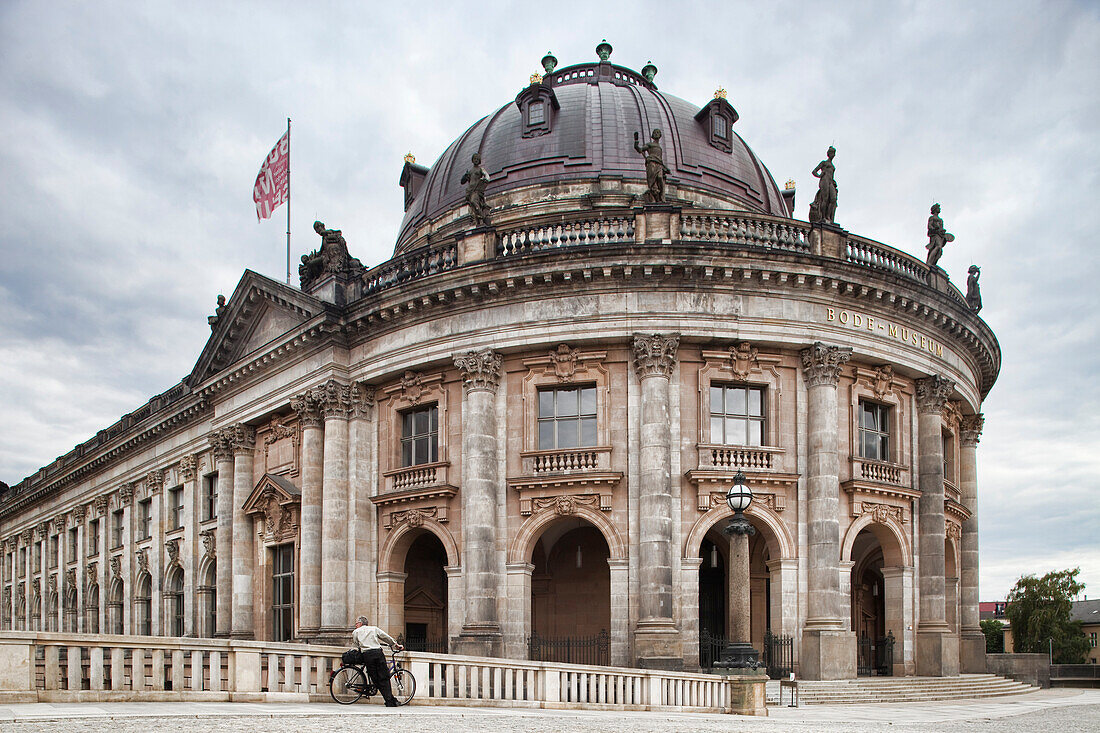 Das beeindruckende Bode-Museum steht majestätisch auf der Museumsinsel in Berlin und hebt seine architektonische Schönheit gegen den bewölkten Himmel ab