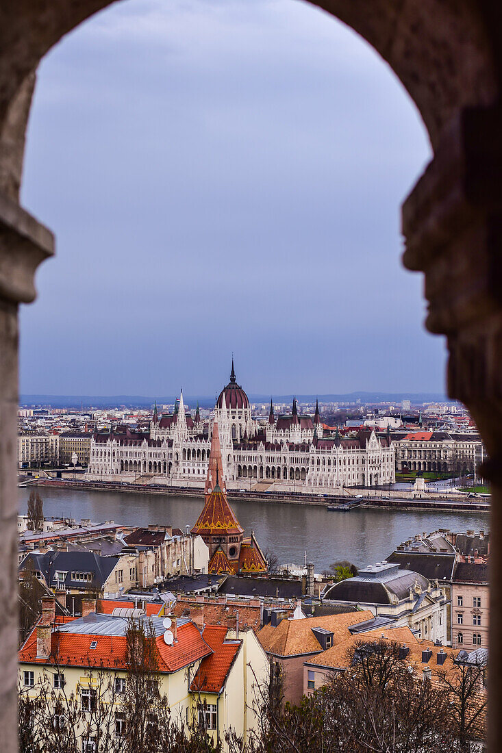 Blick auf das Parlamentsgebäude, die Kettenbrücke und die Donau durch alte Säulen, Budapest, Ungarn, Europa