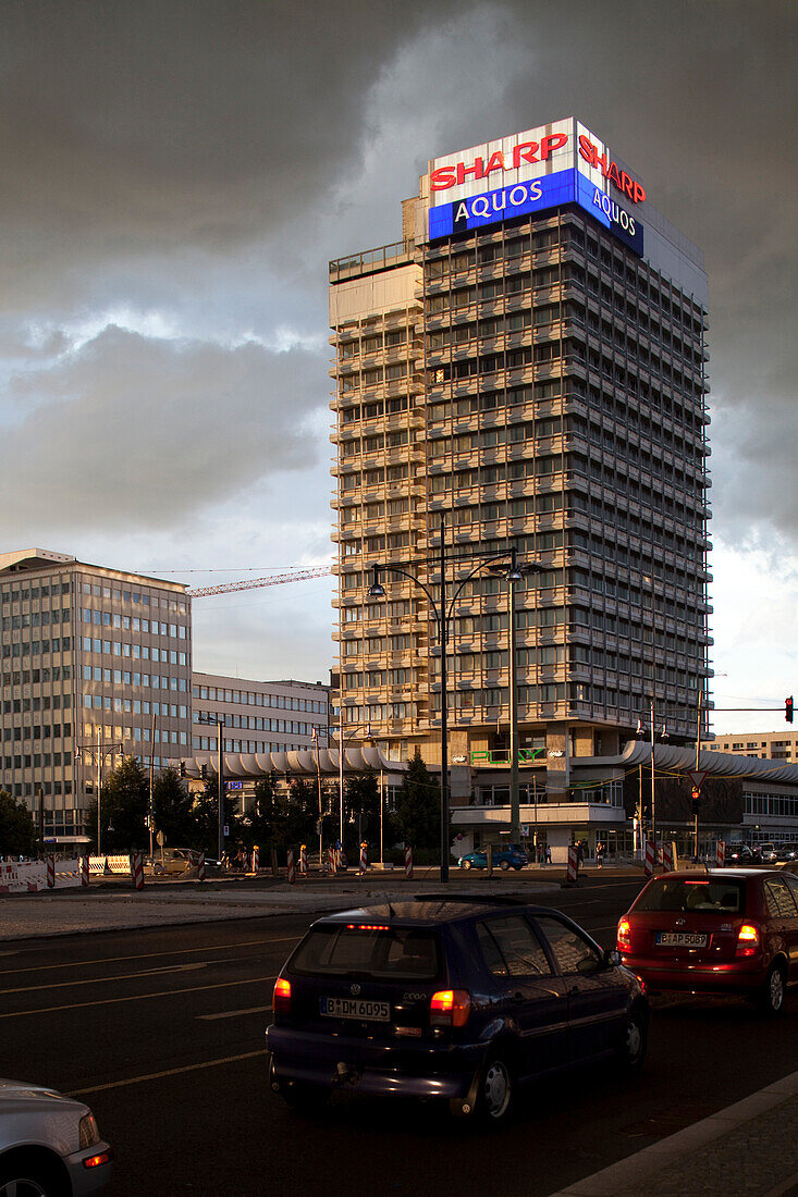 Berlin, Deutschland, 24. Juli 2009, Eine elegante Wohnung in der Karl-Marx-Allee fängt das Abendlicht und die dramatischen Wolken ein und stellt die architektonische Schönheit Berlins zur Schau