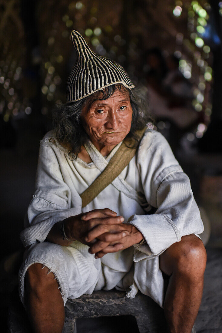 Kogi mamo (Priester) und Familie. Die Sierra Nevada de Santa Marta ist die Heimat der Überreste der indianischen Tairona-Kultur. Die Koguis leben in den Resguardos Indigenas (Indianerreservaten) im mittleren Hochland