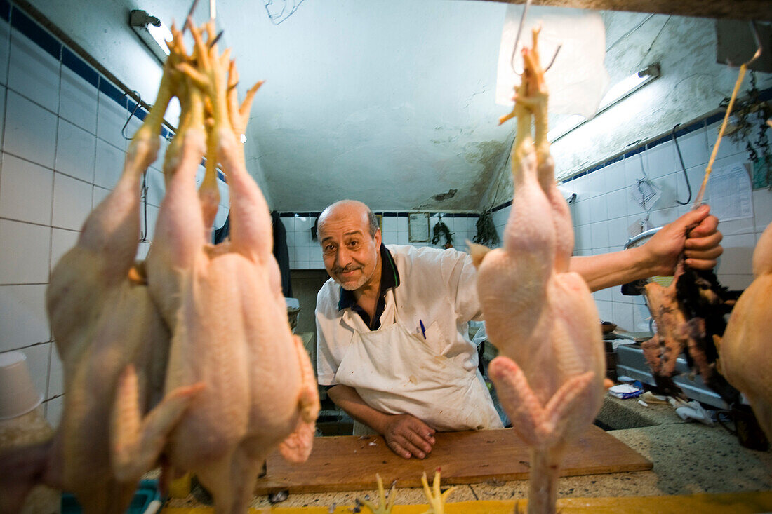 Tetouan, Marokko, 2. Juli 2007, Ein Metzger präsentiert frisch gerupfte Hühner auf einem belebten Markt in Tetouan, Nordmarokko, und hebt dabei die lokalen Handelspraktiken und die Kultur hervor