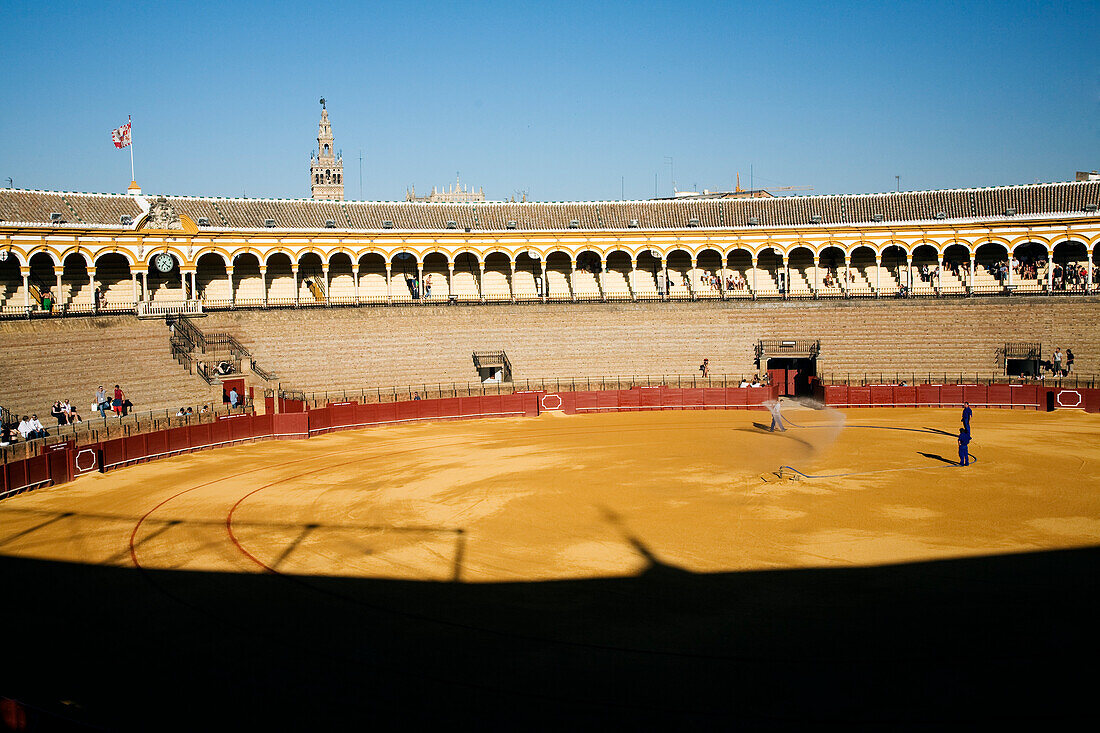 Sevilla, Spanien 15. August 2007, Die Stierkampfarena Real Maestranza in Sevilla präsentiert ihre ikonische Architektur unter einem klaren blauen Himmel, während sich in der Arena ein reges Treiben abspielt