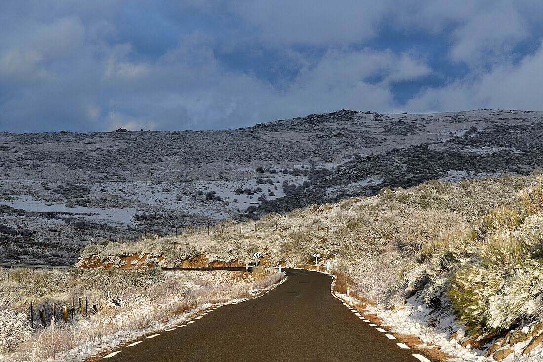 Straße im Winter auf dem La-Lancha-Pass, Provinz Ávila