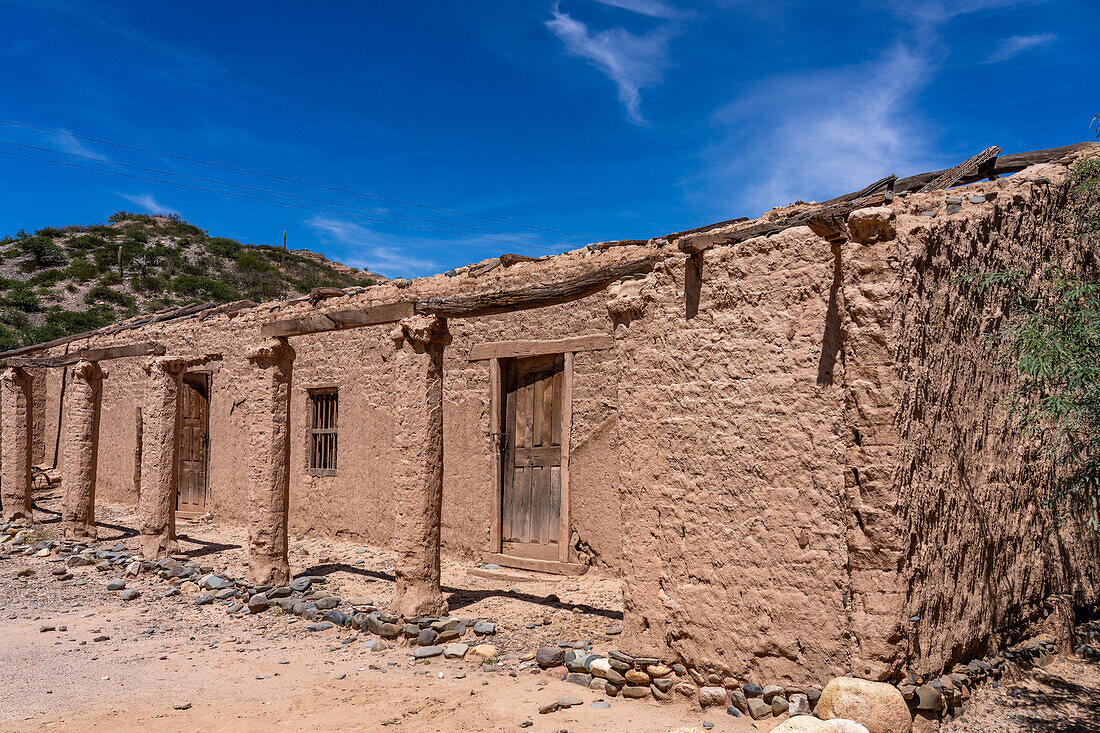 Ruinen der Lehmbauten einer ehemaligen Hazienda in der Nähe von Seclantas im Calchaqui-Tal in der Provinz Salta, Argentinien