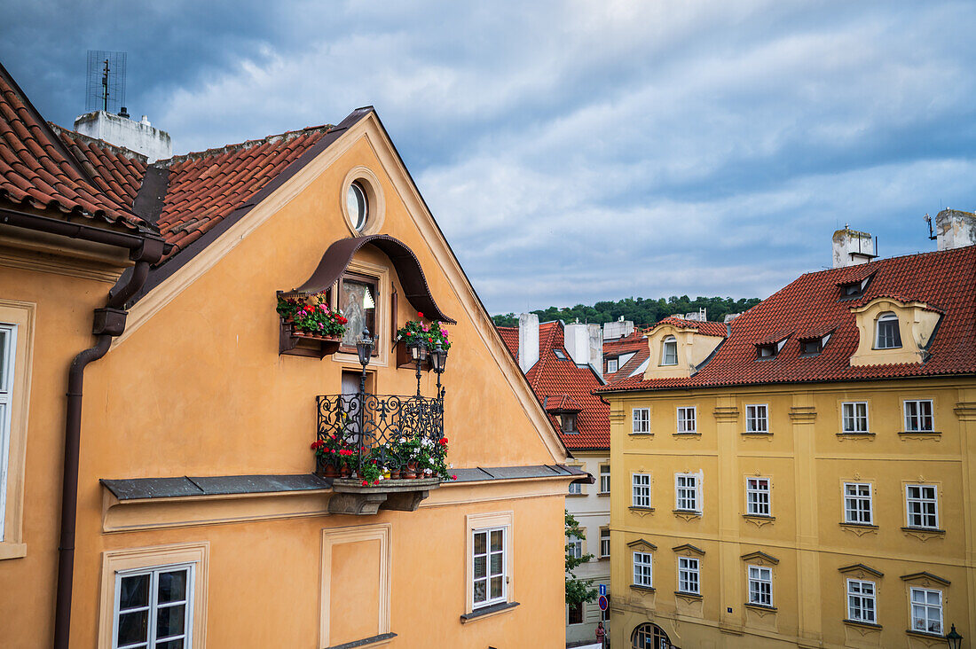 Populärer Renaissance-Balkon mit Blumen und einem Bild der Jungfrau Maria, Prag