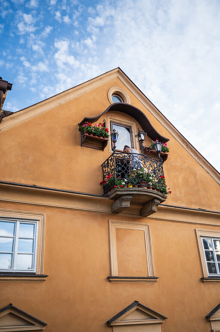 Populärer Renaissance-Balkon mit Blumen und einem Bild der Jungfrau Maria, Prag