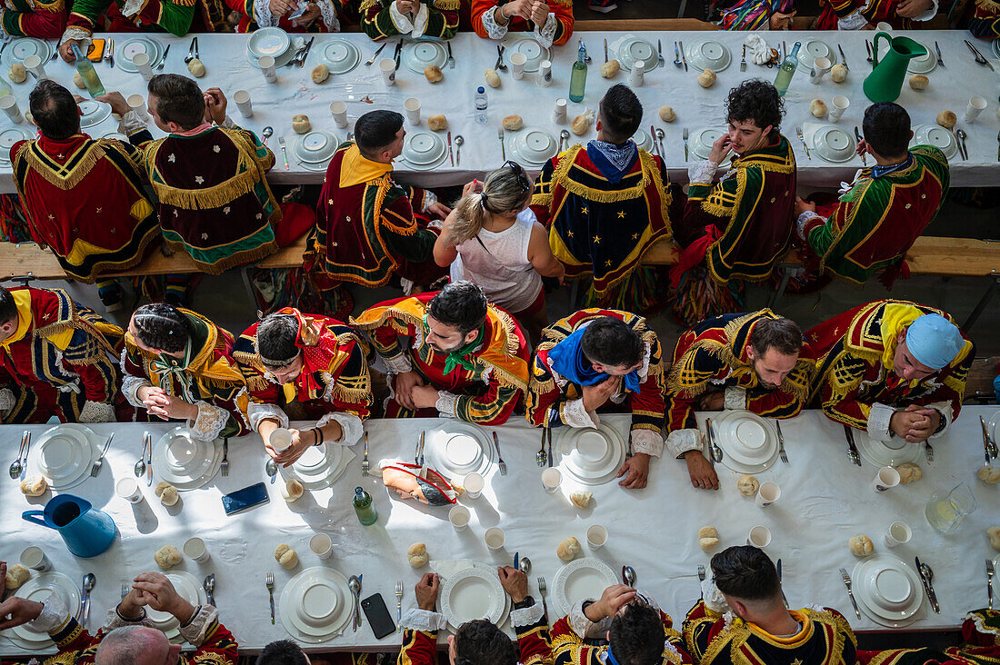 Traditionelles Mittagessen beim Fest des Heiligen Johannes von Sobrado, auch bekannt als Bugiada und Mouriscada de Sobrado, findet in Form eines Kampfes zwischen Mauren und Christen statt, lokal bekannt als Mourisqueiros und Bugios, Sao Joao de Sobrado, Portugal