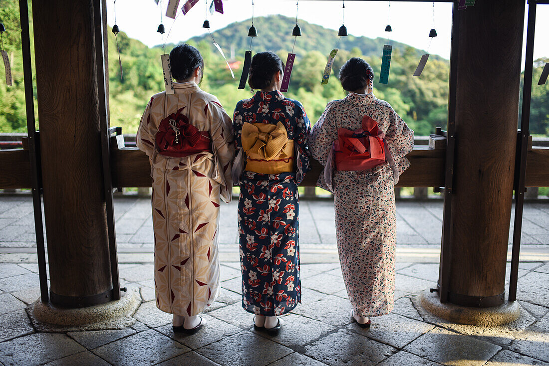 Three young women dressed in traditional Japanese clothes, Kiyomizu-dera temple in Kyoto, Japan