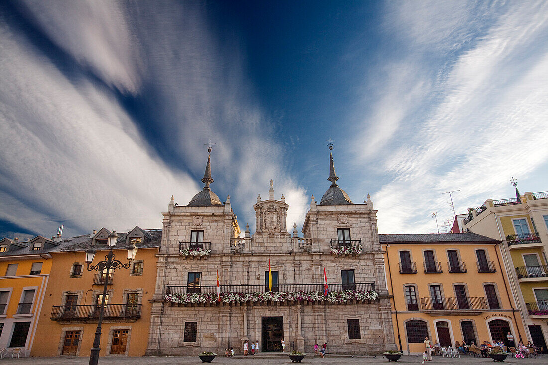 Das Ayuntamiento de Ponferrada steht majestätisch auf der Plaza Mayor und besticht durch seine beeindruckende Architektur und seine lebendige Atmosphäre