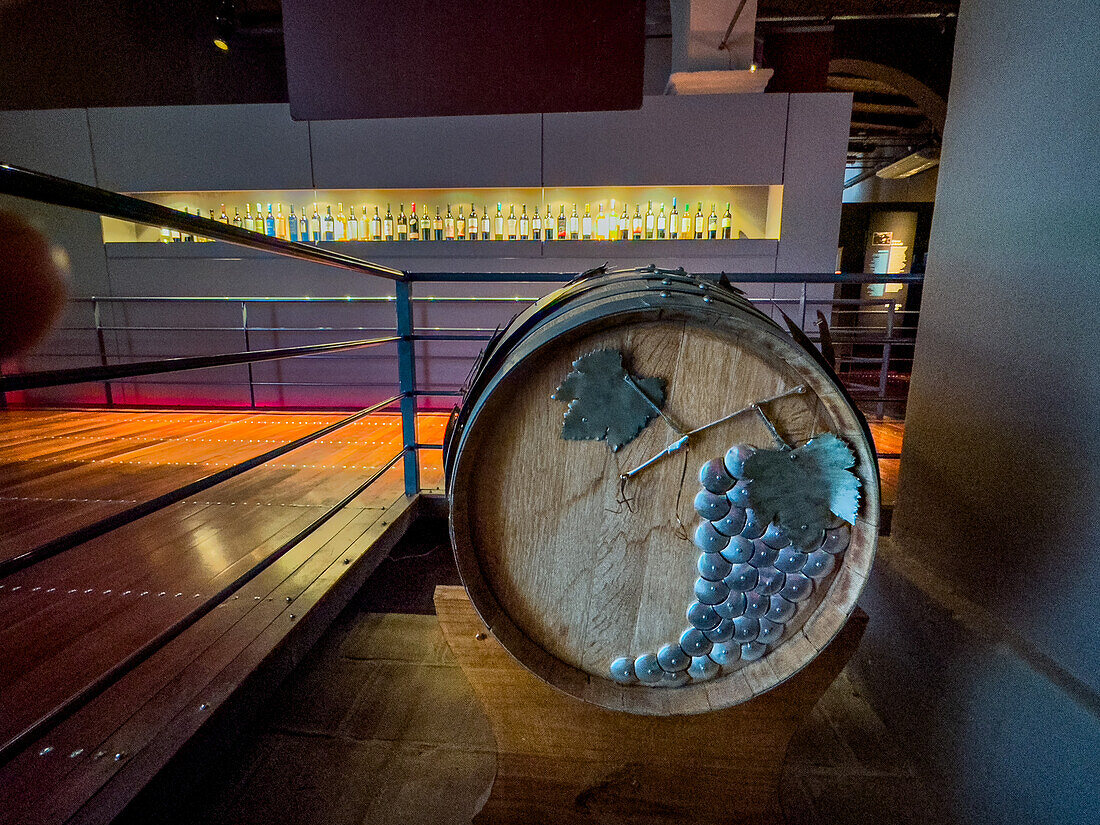 Ein verziertes hölzernes Weinfass im Museo de la Vid y el Vino oder Museum der Rebe und des Weins in Cafayate, Argentinien