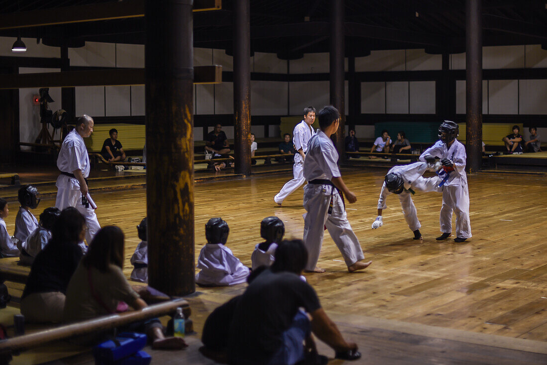 Karatewettbewerb für Jugendliche im ursprünglichen hölzernen Kyoto Budo Center (????; kyubutokuden) aus dem Jahr 1899 in der Meiji-Periode, dem ältesten Kampfsportzentrum in Japan