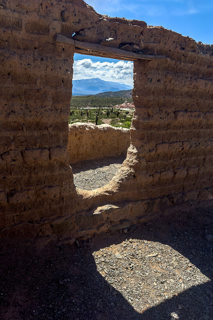 Adobe-Ruinen am Mirador de la Ventanita de los Valles Calchaquies zwischen dem Cardones-Nationalpark und Payogasta, Argentinien