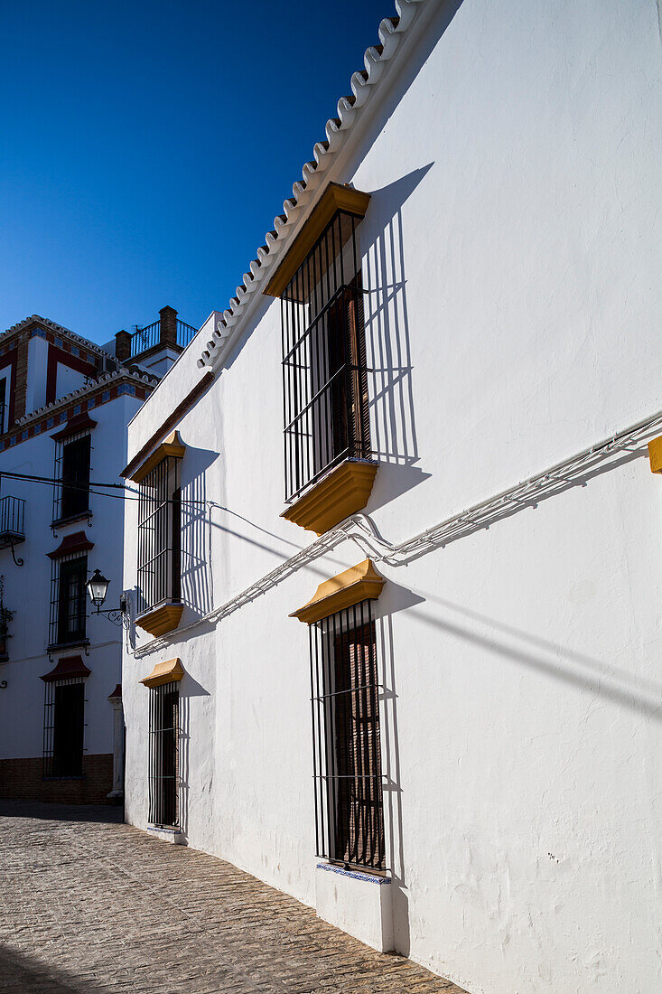 Entdecken Sie die Schönheit der historischen Straßen von Carmonas im Herzen von Sevilla, Spanien, die mit weiß getünchter Architektur geschmückt sind