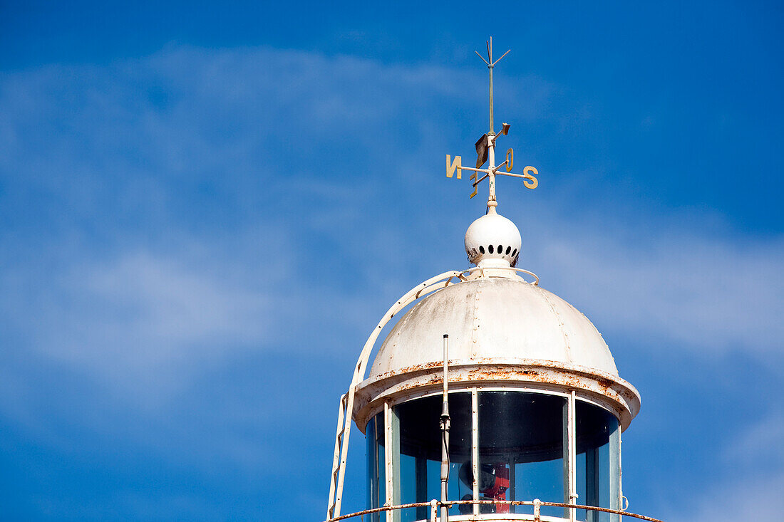 Der alte Leuchtturm steht hoch am Hafen von Bonanza und präsentiert seine Wetterfahne vor dem strahlend blauen Himmel von Sanlucar de Barrameda