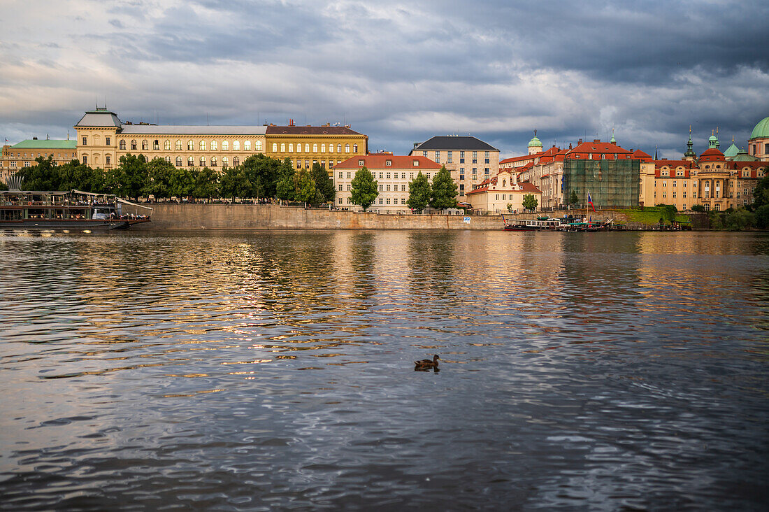 Fluss Moldau und Skyline, Prag