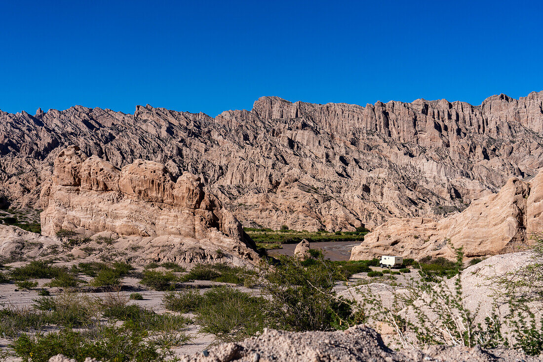 Die fantastische erodierte Landschaft des Naturdenkmals Angastaco im Calchaqui-Tal in der Provinz Salta, Argentinien