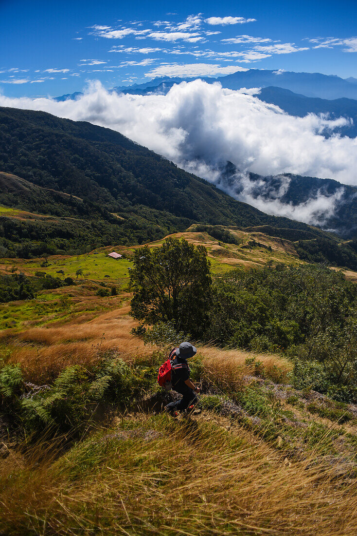 Junger Mann beim Wandern in den Bergen der Sierra Nevada de Santa Marta, Kolumbien