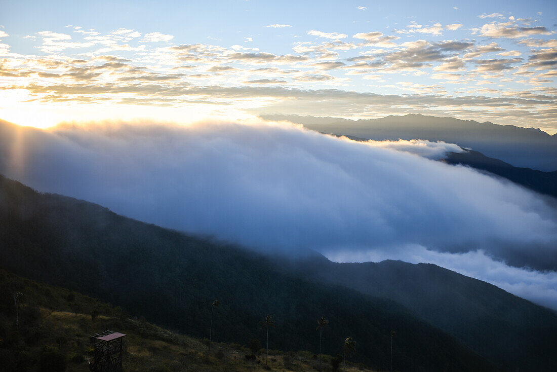 Sonnenaufgangsansicht der Sierra Nevada de Santa Marta, Berge, einschließlich Cerro Kennedy, auch bekannt als "la Cuchillo de San Lorenzo", Kolumbien