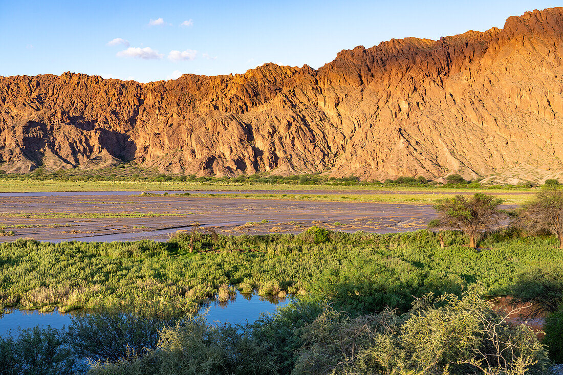 Feuchtgebiete entlang des Calchaqui-Flusses im Licht des Sonnenuntergangs im Calchaqui-Tal in der Provinz Salta, Argentinien