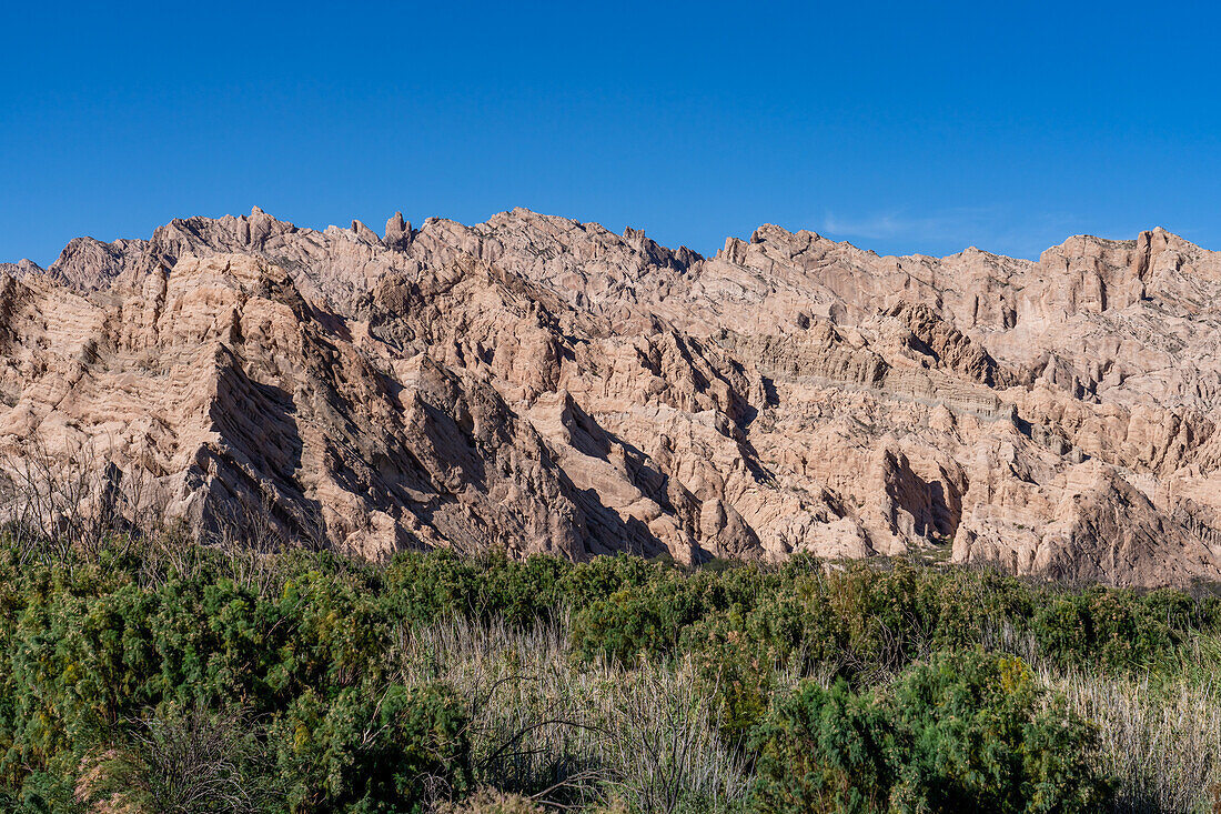 Die fantastische erodierte Landschaft des Naturmonuments Angastaco im Calchaqui-Tal in der Provinz Salta, Argentinien