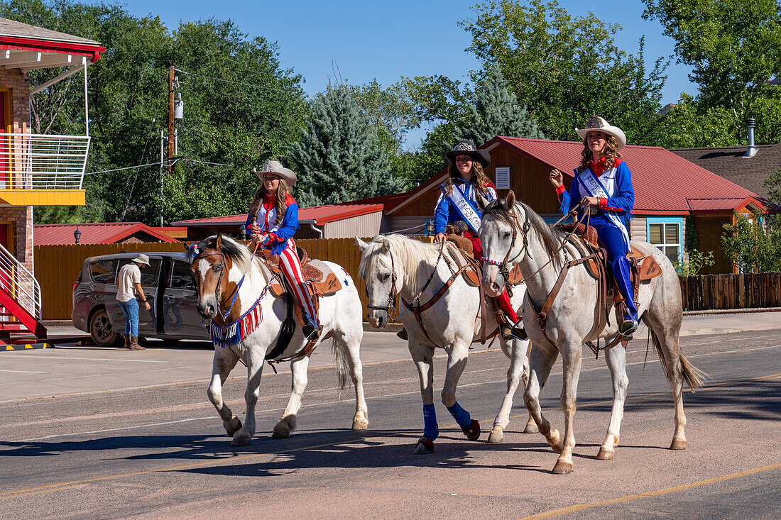 Die Rodeo-Königin und ihre Begleiter zu Pferd bei der Parade am Unabhängigkeitstag in Moab, Utah