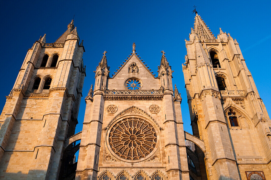 Die gotische Architektur der Kathedrale von León erstrahlt bei Sonnenuntergang und zeigt ihre komplizierten Details im Abendhimmel