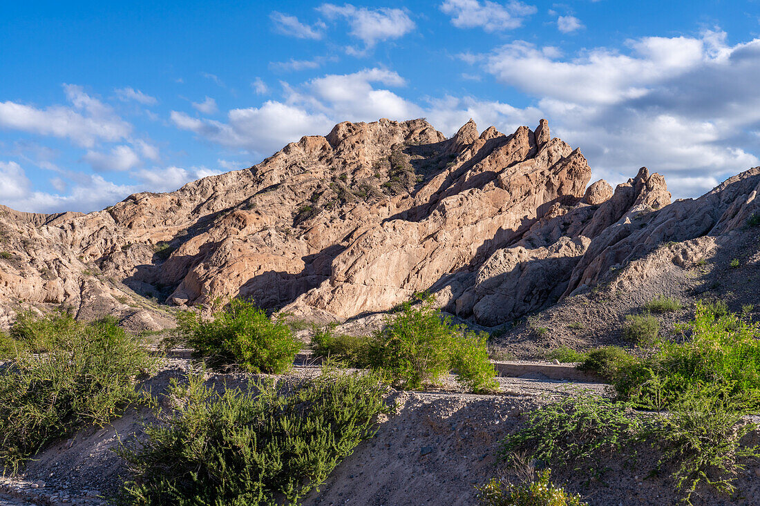 Die fantastische erodierte Landschaft des Naturdenkmals Angastaco im Calchaqui-Tal in der Provinz Salta, Argentinien