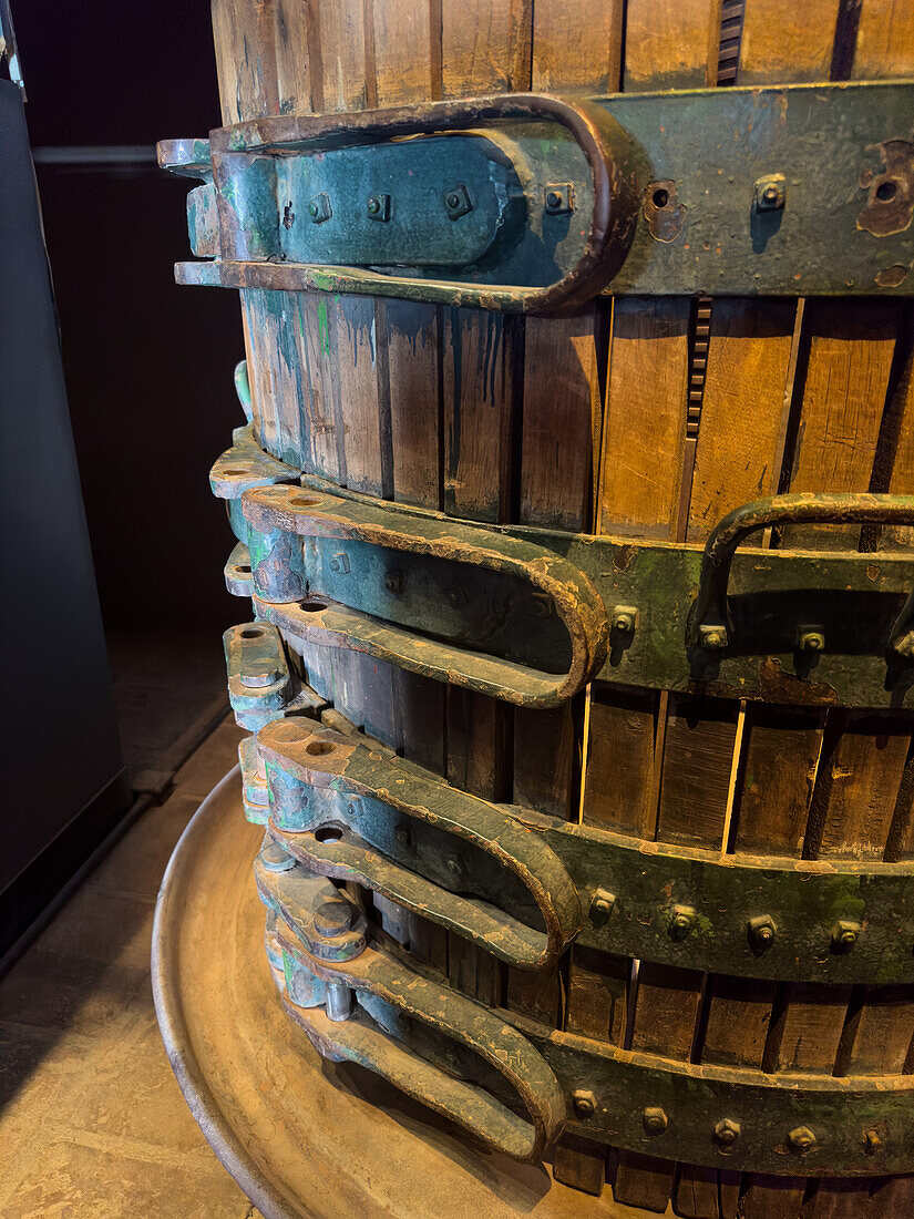 Eine alte hölzerne Traubenpresse im Museo de la Vid y el Vino oder Museum der Rebe und des Weins in Cafayate, Argentinien