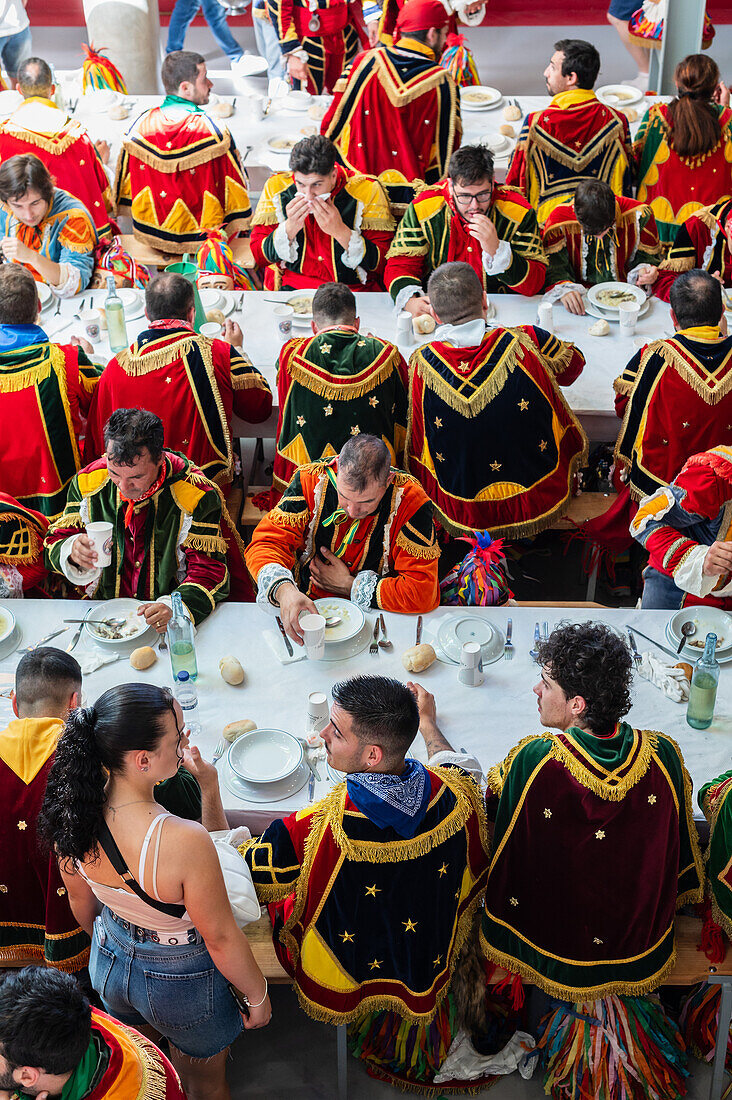 Traditionelles Mittagessen beim Fest des Heiligen Johannes von Sobrado, auch bekannt als Bugiada und Mouriscada de Sobrado, findet in Form eines Kampfes zwischen Mauren und Christen statt, lokal bekannt als Mourisqueiros und Bugios, Sao Joao de Sobrado, Portugal