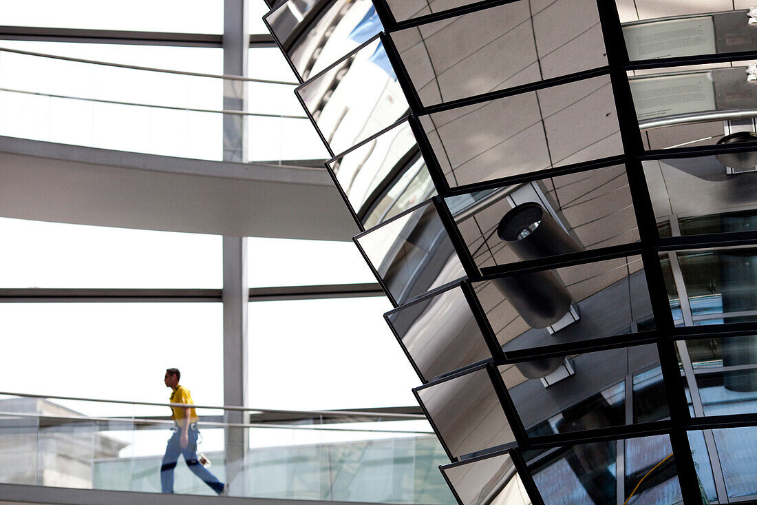 Besucher erkunden das moderne Innere der Glaskuppel des Reichstags in Berlin und genießen ein einzigartiges architektonisches Erlebnis