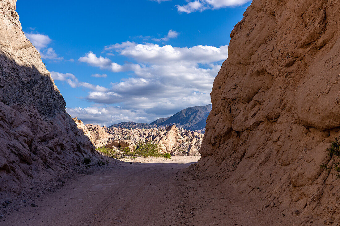 Route 40, eine unbefestigte Schotterstraße durch die erodierte Landschaft des Naturmonuments Angastaco im Calchaqui-Tal, Argentinien