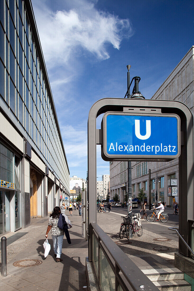 Berlin, Deutschland, 27. Juli 2009, Besucher schlendern über den belebten Alexanderplatz in der Nähe des U-Bahnhofs und genießen die pulsierende Atmosphäre der Stadt