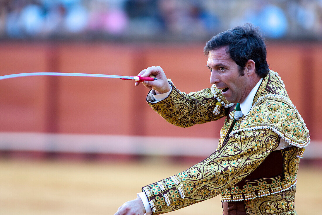 Sevilla, Spanien, 15. August 2008, Luis de Pauloba konzentriert sich, während er sich in der berühmten Arena von Sevilla auf den Kampf mit einem Stier vorbereitet